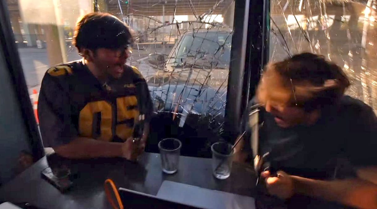 Egy podcast felvétele közben hajtott be egy kocsi a stúdióba – videó