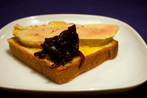 Ínyenc recept: libamáj hagymalekvárral és kaláccsal