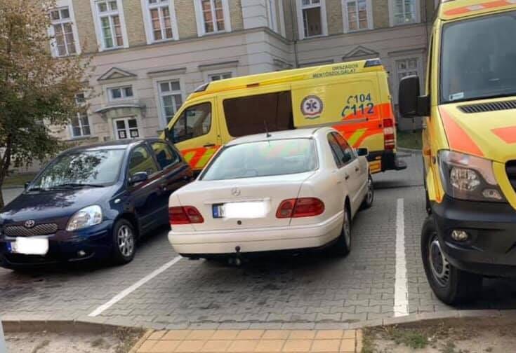 Szabálytalanul parkoló autók állták el a mentőbejáratot