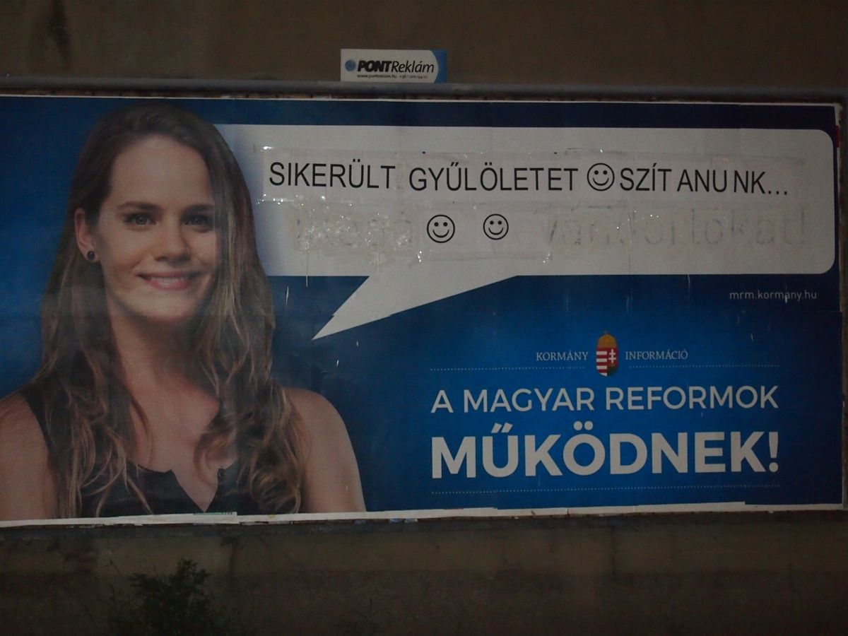 Fotók: Az új kormánypropaganda-plakátokat is sikerült átjavítani