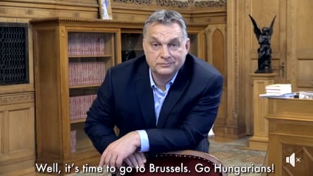 Orbán egy széknek támaszkodva mondta el, hogy Brüsszelbe megy harcolni a migráció ellen