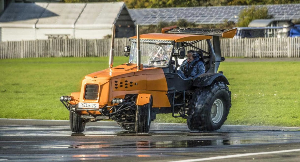140 km/h-val repeszt az 500+ lóerős világbajnok traktor