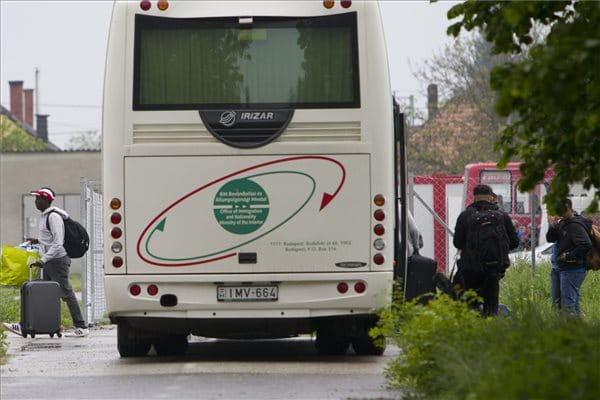 Megérkeztek az első menekültek a körmendi táborba