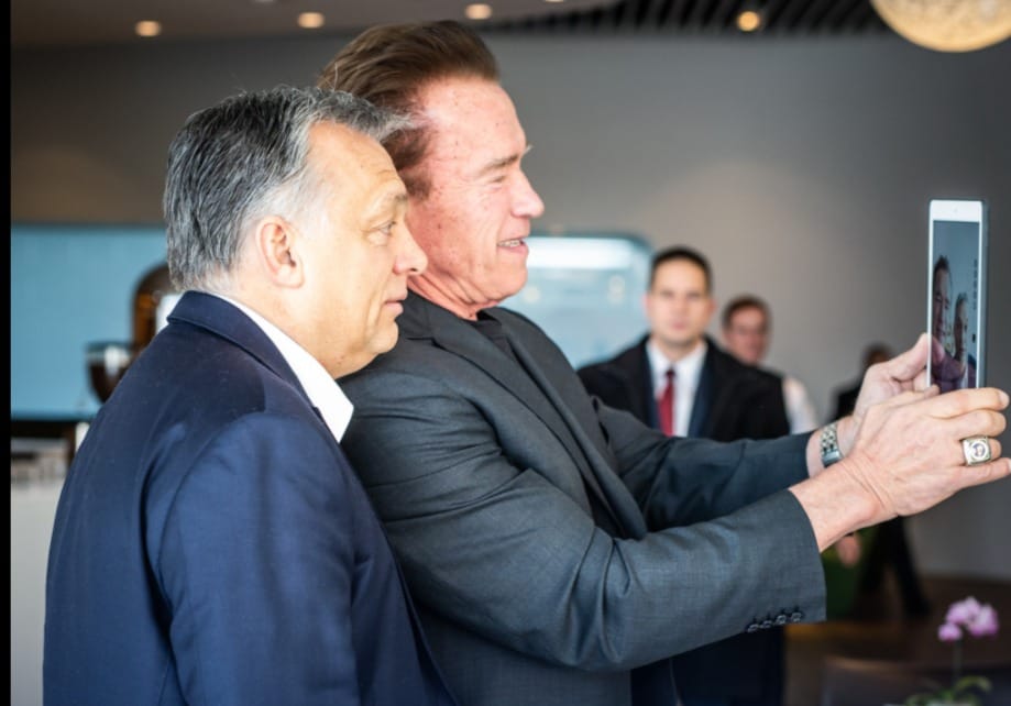 Schwarzeneggerrel közös képpel kéri követőit Orbán, hogy tegyenek rá még egy lapáttal