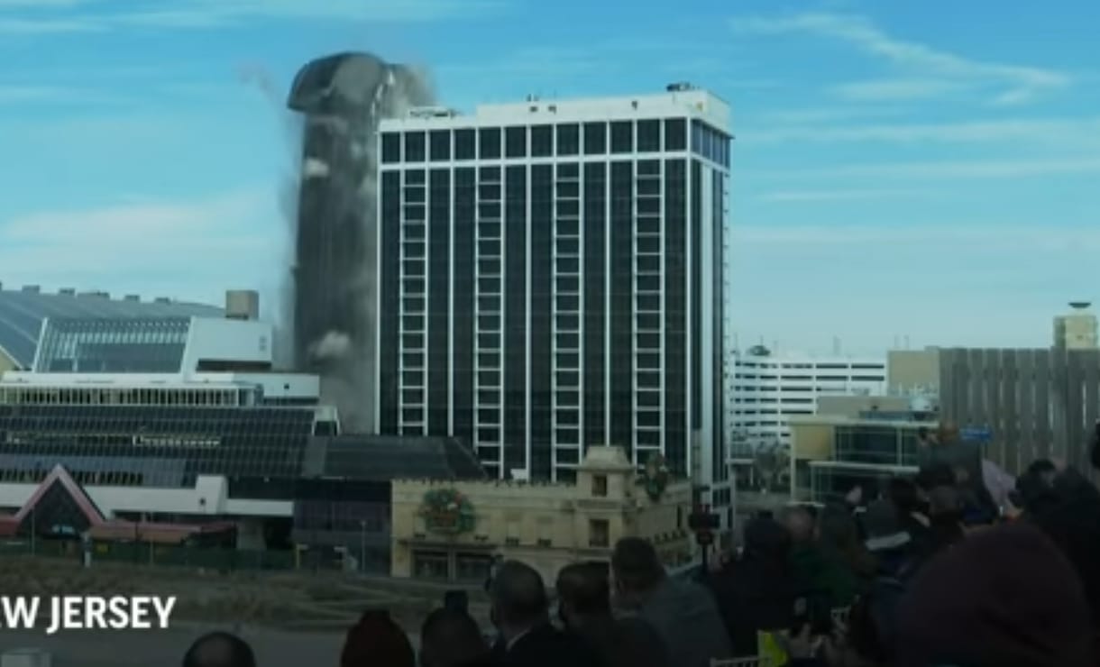 Romba döntötték Trump egykori kaszinóhoteljének tornyát – videó