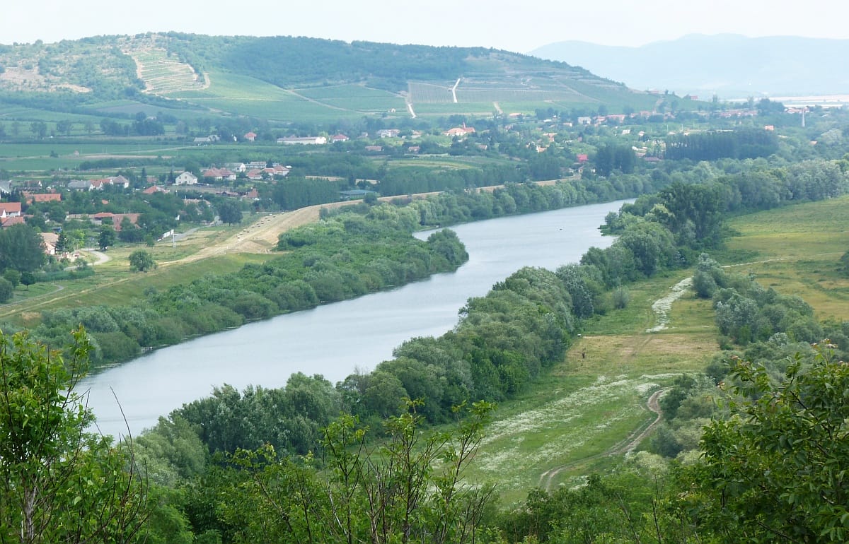 Felborult egy hajó Bodrogkeresztúrnál, turisták estek a vízbe