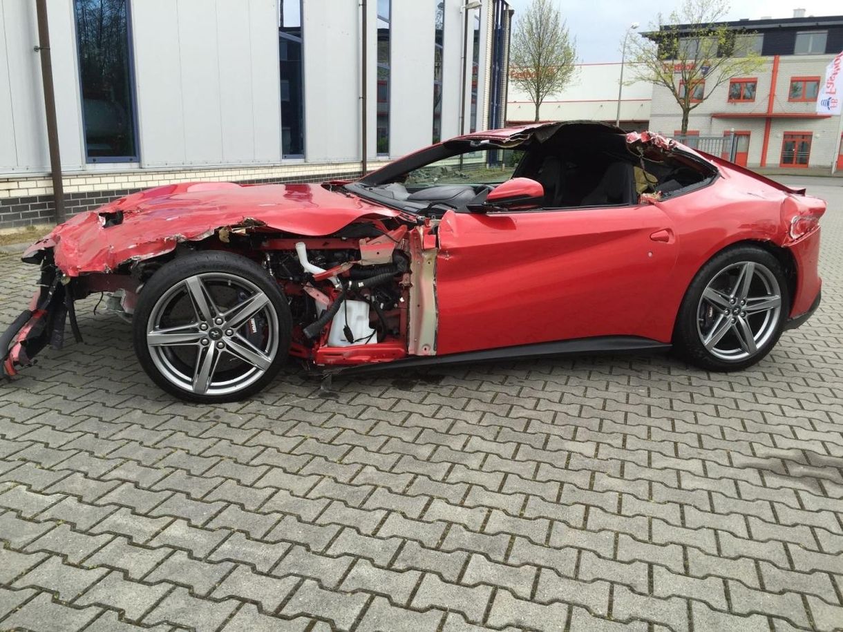 Kinek kell egy totálkáros Ferrari F12 Berlinetta egy vadonatúj BMW M4 áráért?