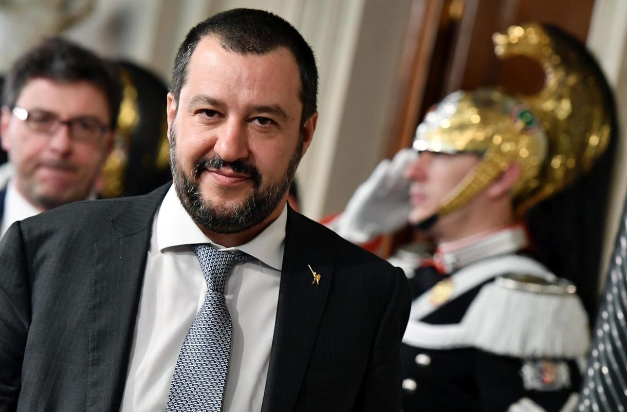 Bűncselekménnyel vádolják Szijjártó politikusbarátját a menekülthajó elutasítása miatt