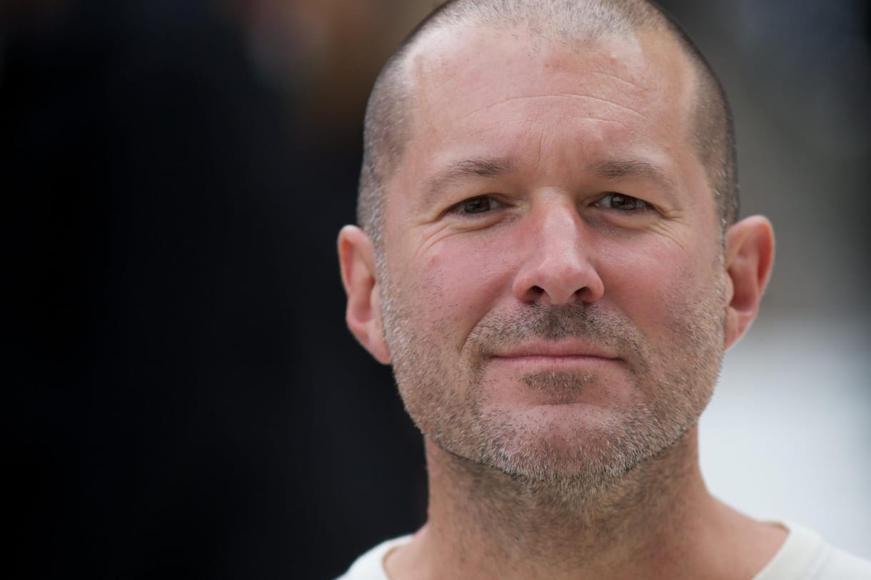 Elkészítik „a mesterséges intelligencia iPhone-ját”: Jony Ive és Sam Altman cége egymilliárd dollárra számít