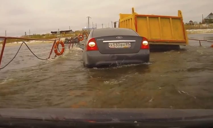 Videó: ennyire félelmetes autóval átkelni egy süllyedő hídon