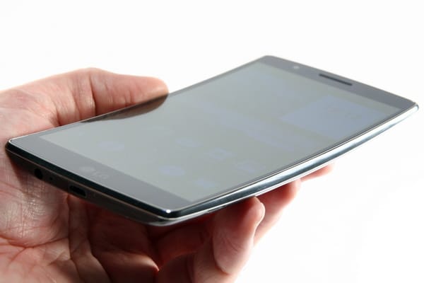 Kipróbáltuk a telefont, amelyik 10 mp alatt begyógyítja sebeit