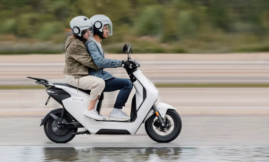 Akár otthon a szobában is tölthető a Honda legolcsóbb elektromos járgányának aksija