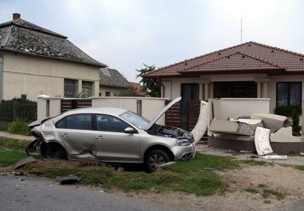 Szép kis rombolást végzett egy Audi Gemzsen – fotók