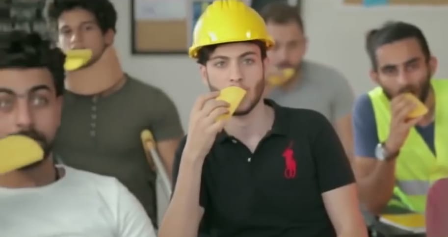 Buján evett egy banánt a klipjében, lecsukták az énekesnőt
