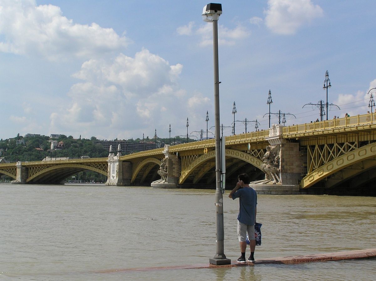 Látványos, de nem veszélyes árhullám közeleg a Dunán Budapest felé