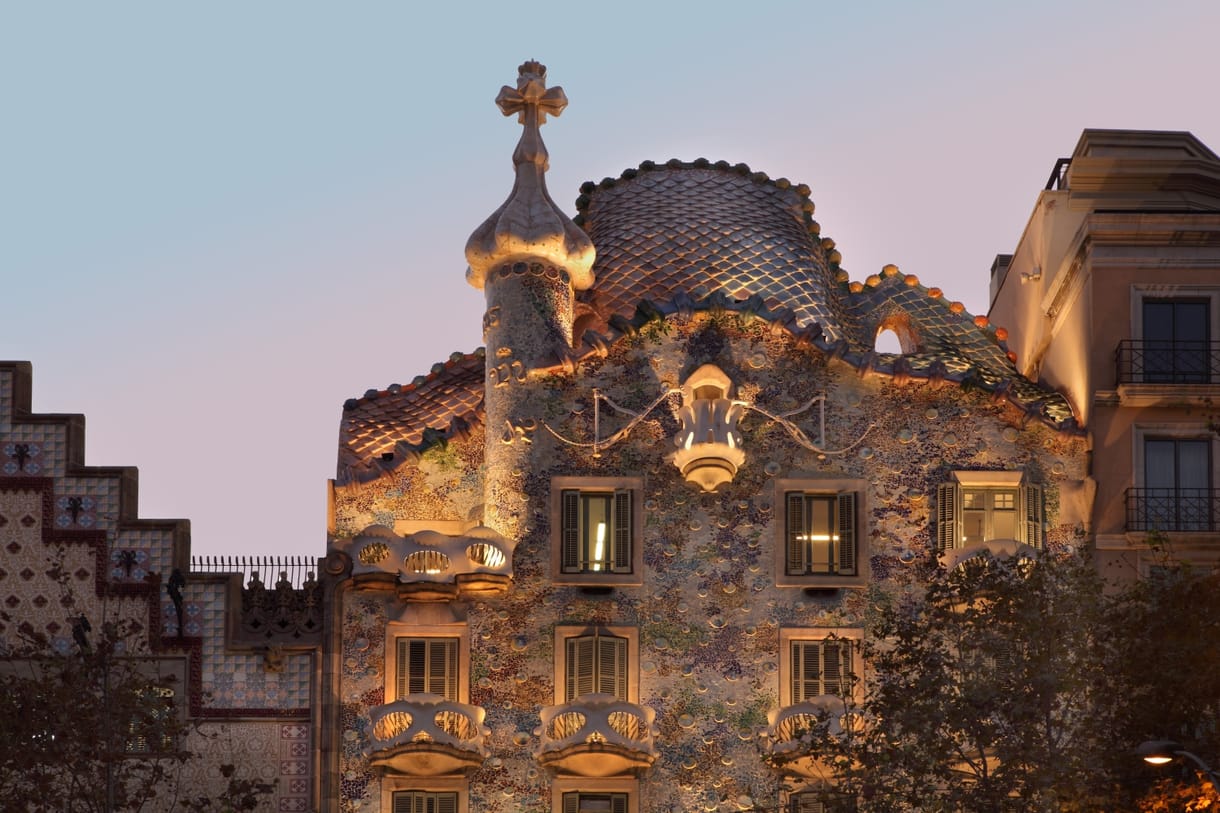 Szín- és fényterápia: a Gaudí-ház Barcelonában vizuálisan melegít