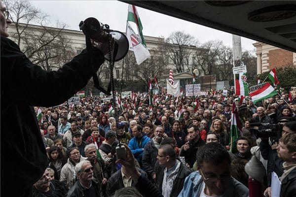 A kilakoltatások ellen tüntettek Budapesten