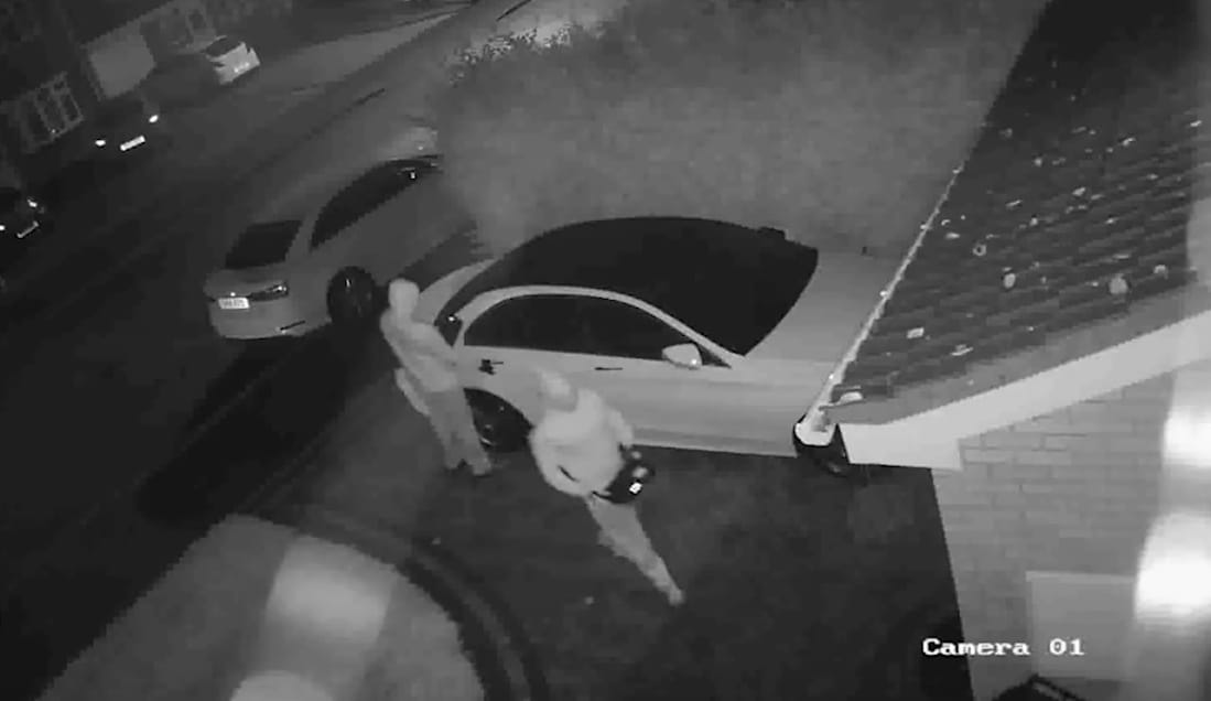 Pofátlanul egyszerű trükkel lopták el ezt a kulcsnélküli Mercedest – videó
