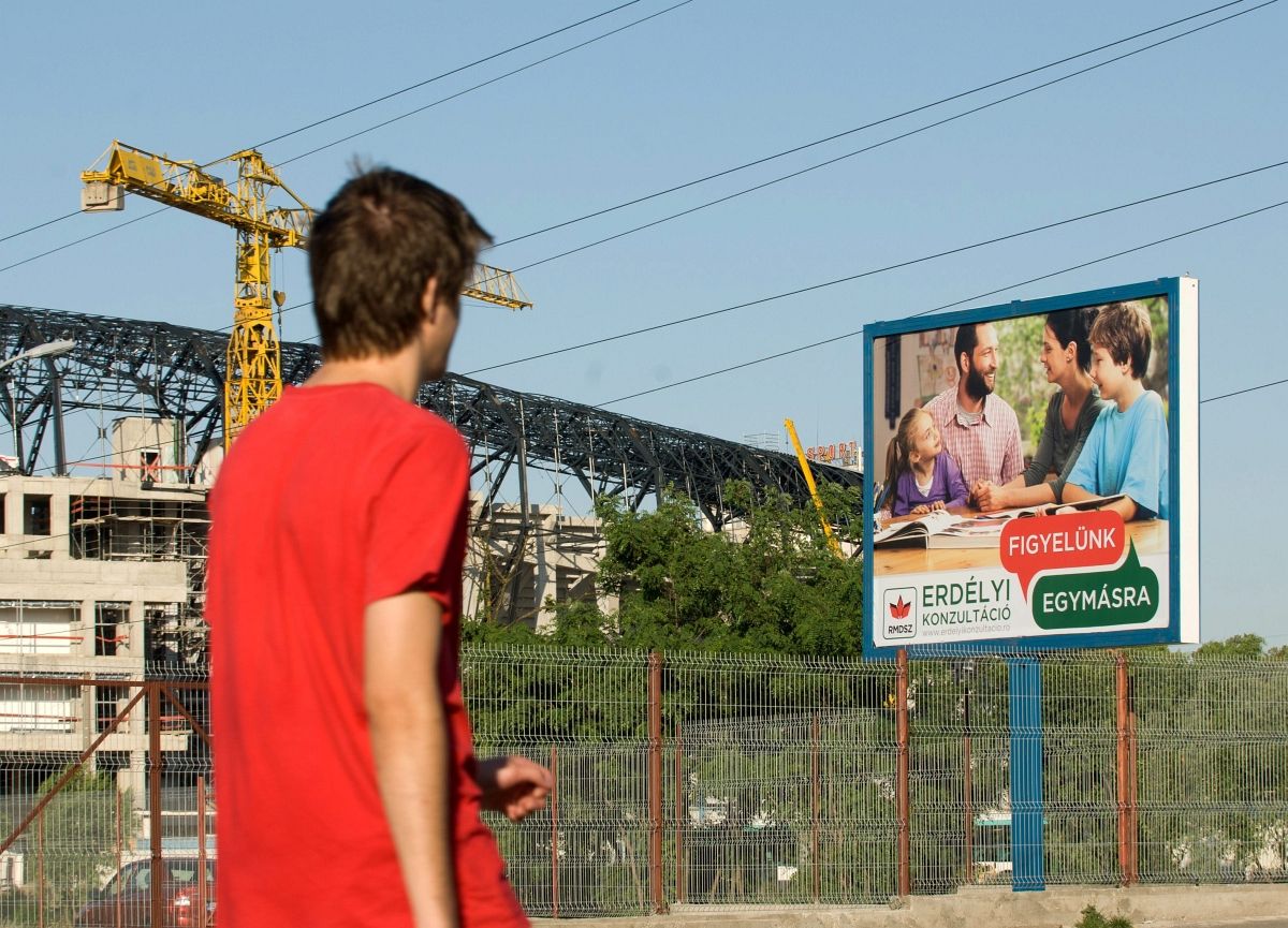 Magyar nyelvű reklámfeliratai miatt bírságol a kolozsvári polgármesteri hivatal