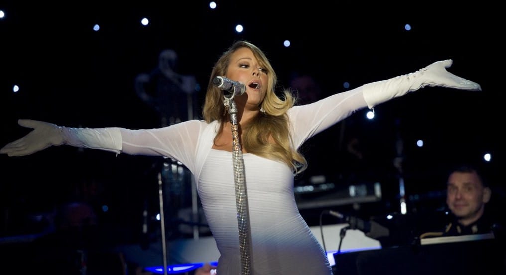 Mariah Carey kiénekelte magát egy ruhabakiból