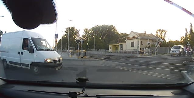 Veszélyes átkelő a Balatonnál: csoda, hogy nem történt baleset (videó)