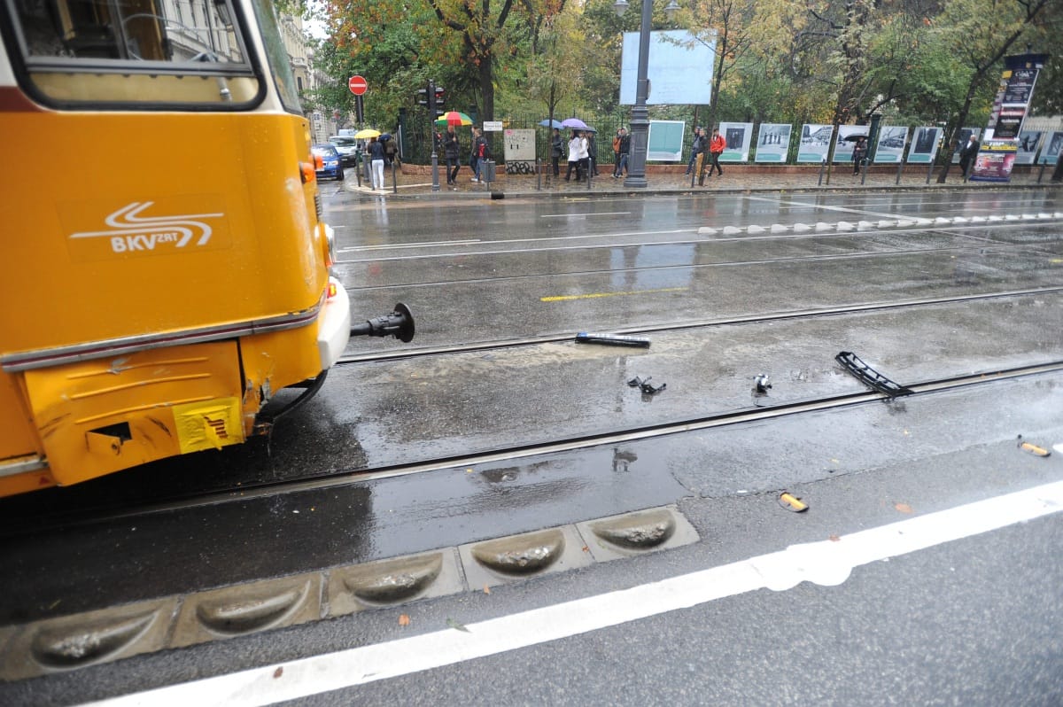 Átszakította a Nemzeti Múzeum kerítését egy autó
