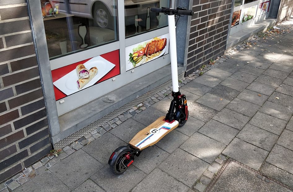 Nálunk most indult, a franciák most tiltják be az e-rollerezést a járdán