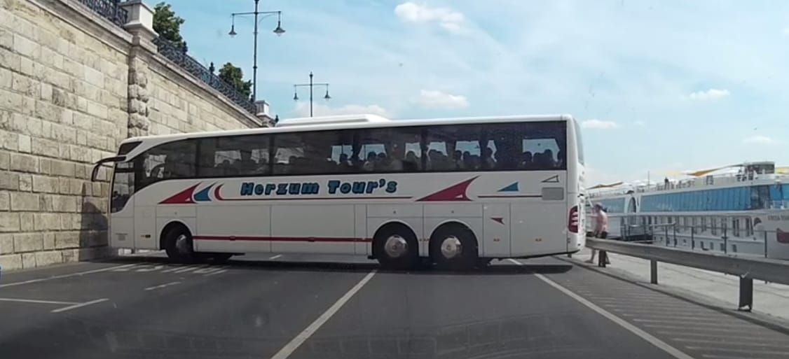 Csodálatos videó készült a buszsofőrről, aki rájött, hogy rossz irányba halad