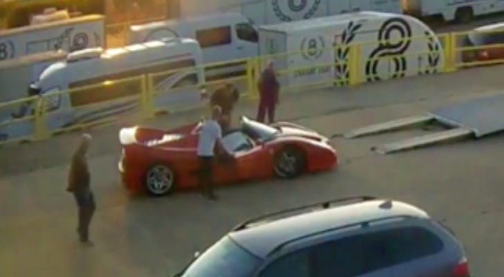 Csak egy fotót akart a 13 éves fiú a Ferrarival, néhány perccel később halálos balesetet szenvedett