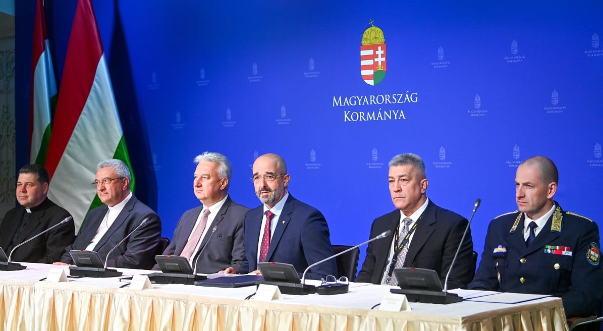 A kordonbontókat és a békemenetelőket is várja Semjén Zsolt a pápa vasárnapi miséjére