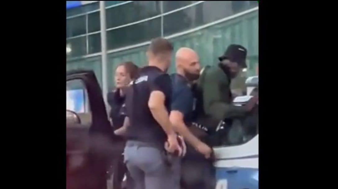 A Milan focistáját az utcán motozták meg a rendőrök, de később gratuláltak neki