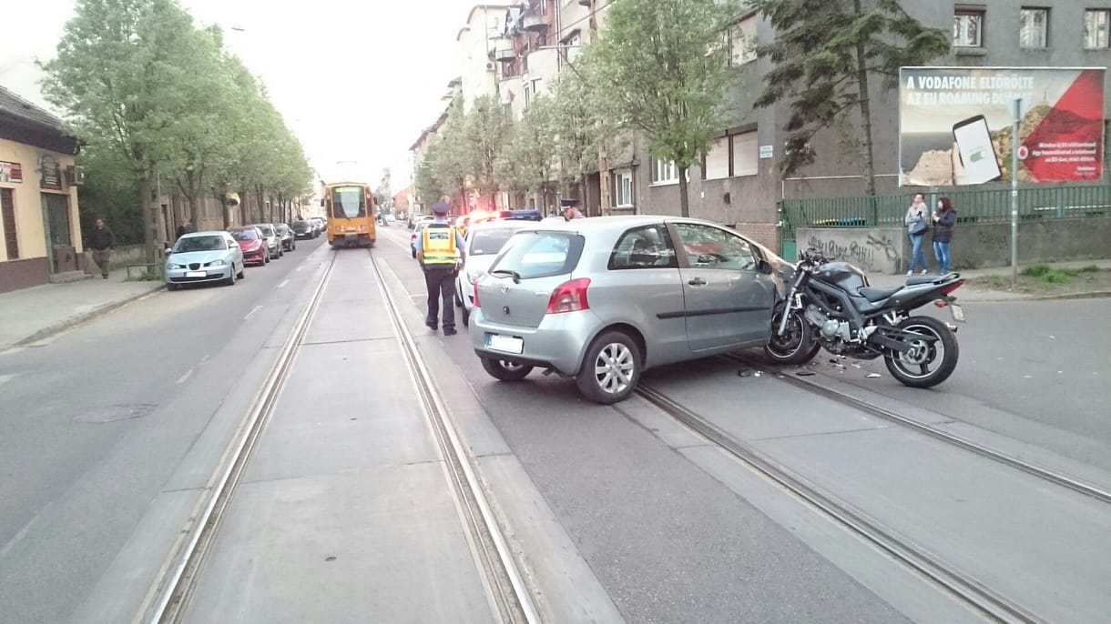Fotó: Szó szerint beleállt egy motor egy Toyotába Zuglóban