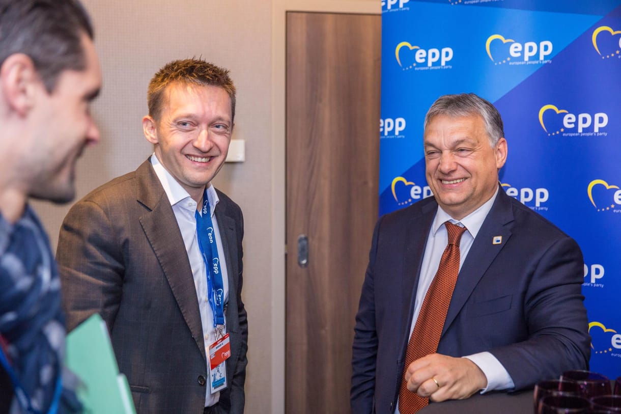 Orbán háta mögé bújva juthat Rogán a parlamentbe