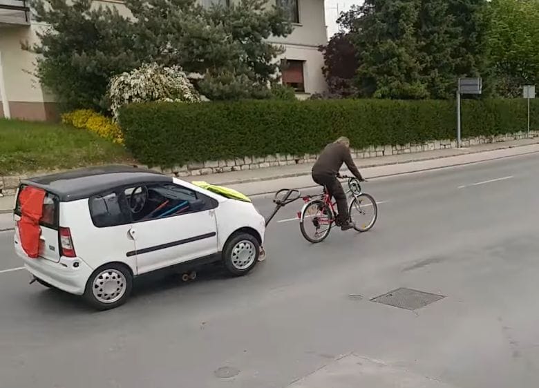 Bringás vontat autót, ilyen is van – videó