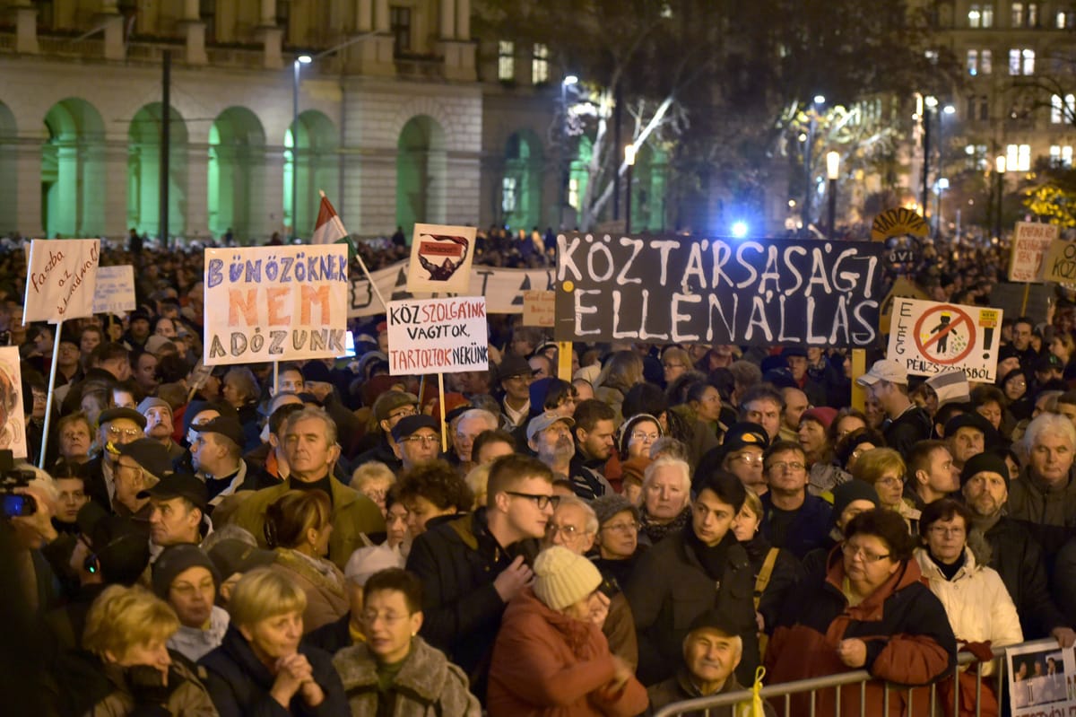 Sztrájkra készülnek a tanárok, könnygáz a parlamentnél - percről percre a tüntetésről