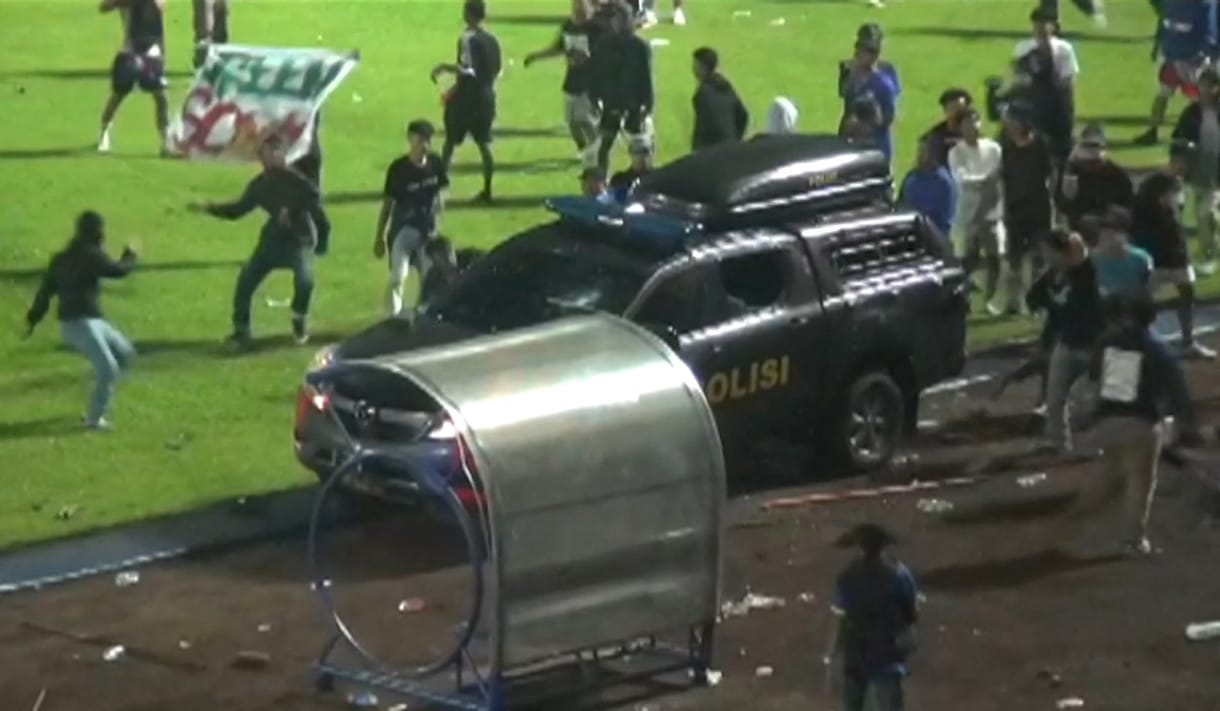 Lebontják Indonéziában a stadiontragédia helyszínét