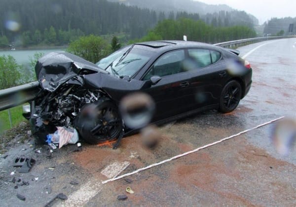 Frontálisan ütközött egy Porsche Panamera Svájcban – fotó
