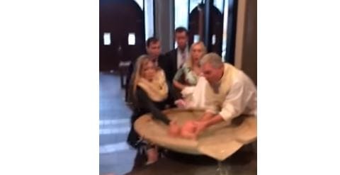Beleejtette a pap a kisbabát a szenteltvízbe – videó