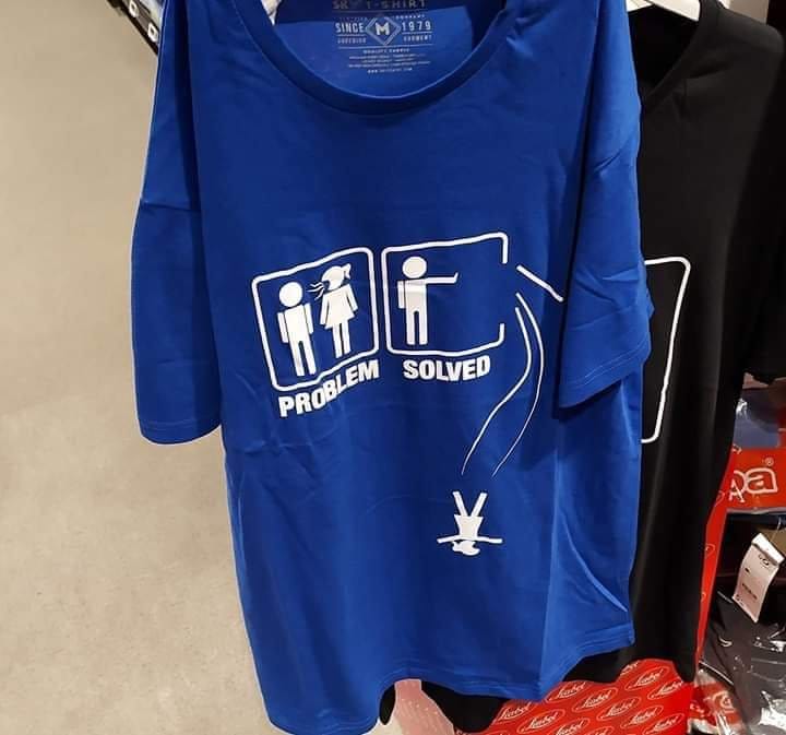 Olyan pólót árult a Carrefour, amin egy férfi a mélybe lök egy nőt