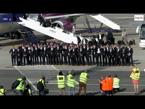 Így érkeztek meg az öltönyös magyarok - videó