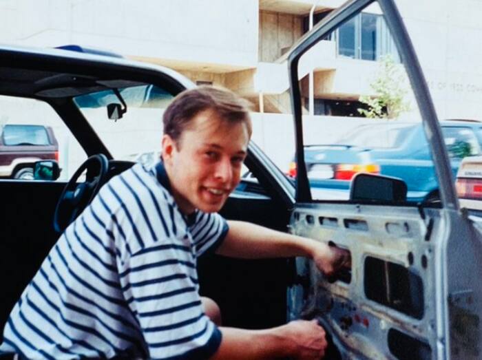 14 karátos nyakláncot adott barátnőjének Elon Musk, most bárki megveheti