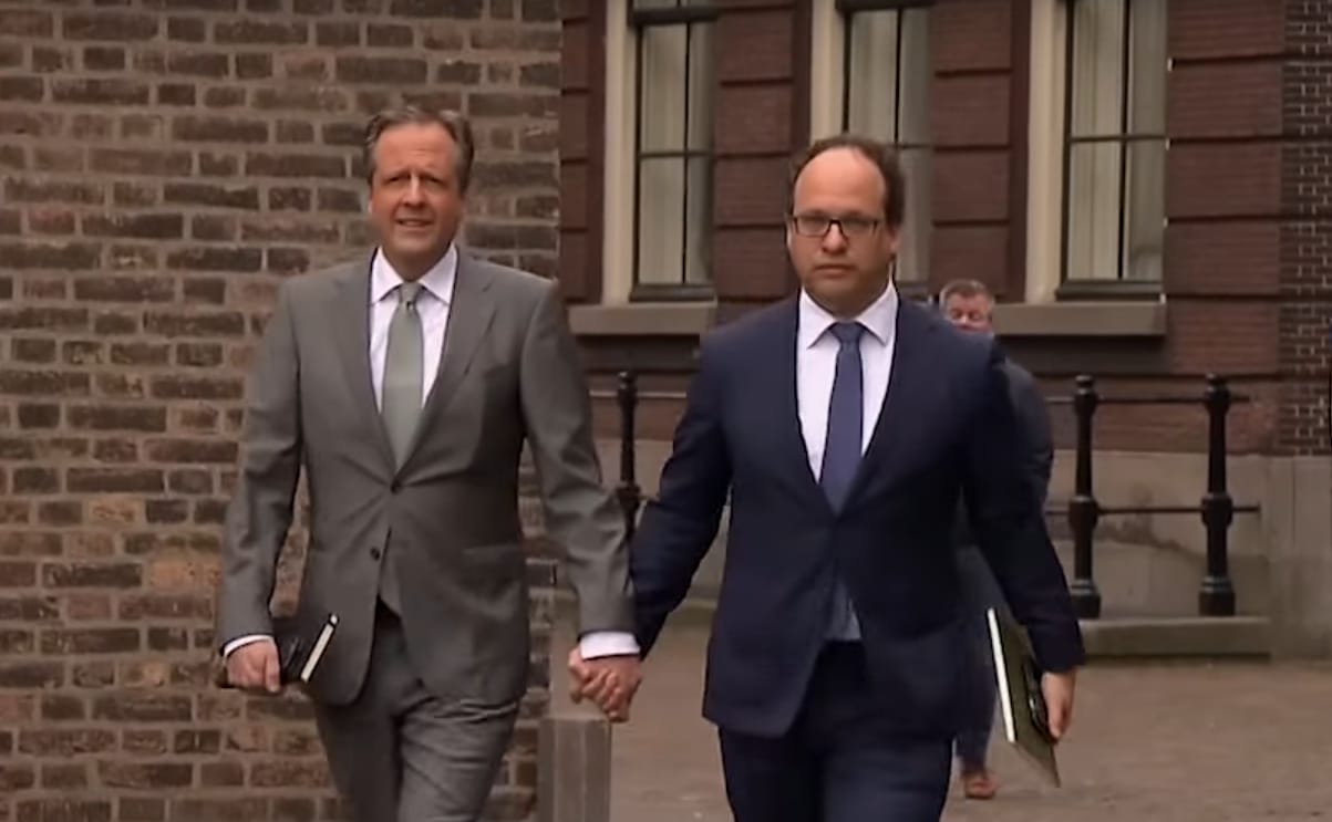 Holland férfiak kéz a kézben: így tüntetnek a homofóbia ellen
