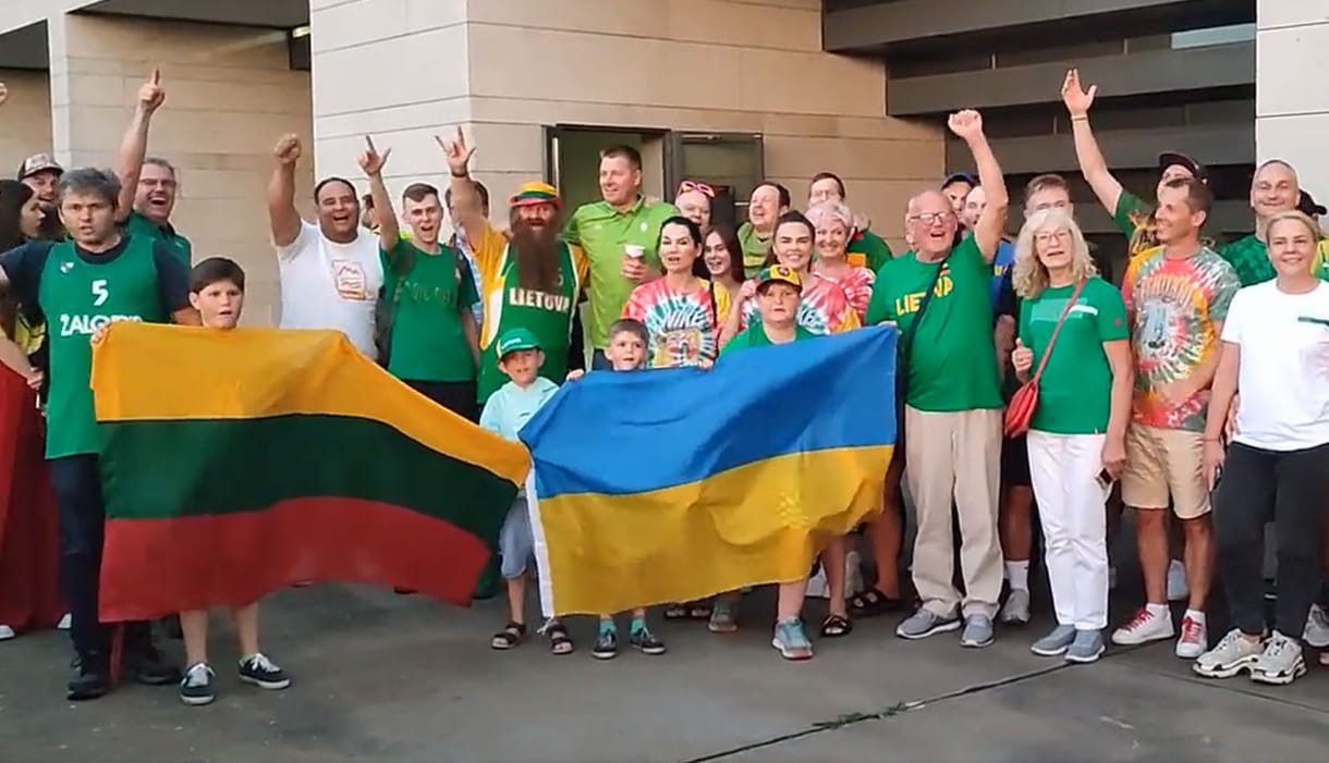 Nem vehették volna el a biztonságiak az ukrán zászlót egy szurkolótól a magyar-litván kosárlabdameccsen