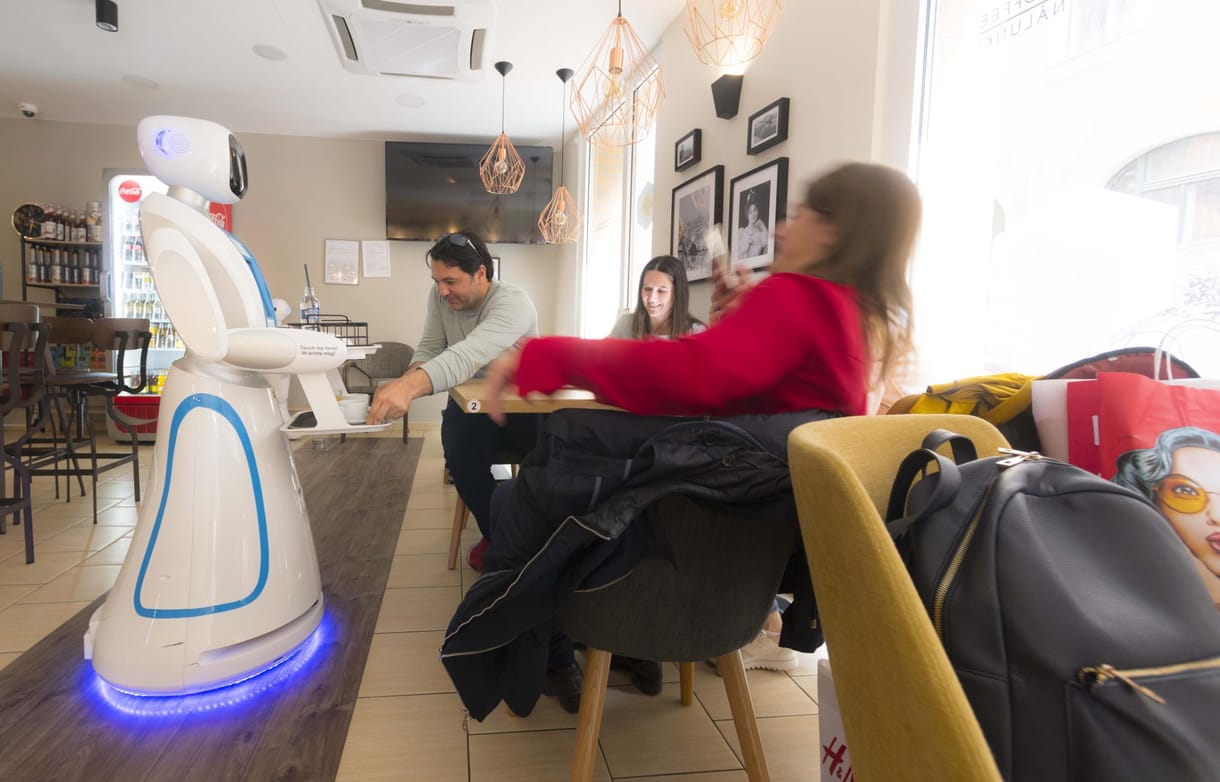 Kihozta, nem löttyintette ki – vizsgáztattuk egy budapesti kávézó robotpincérét