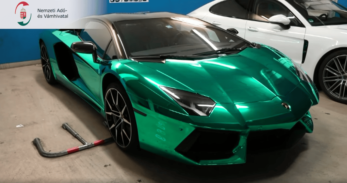 Milliárdos áfacsalási ügyben gyanúsított a luxus Lamborghiniből maszkot osztogató férfi