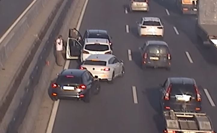 Így alakul ki pillanatok alatt a több autós koccanás az M0-son – videó