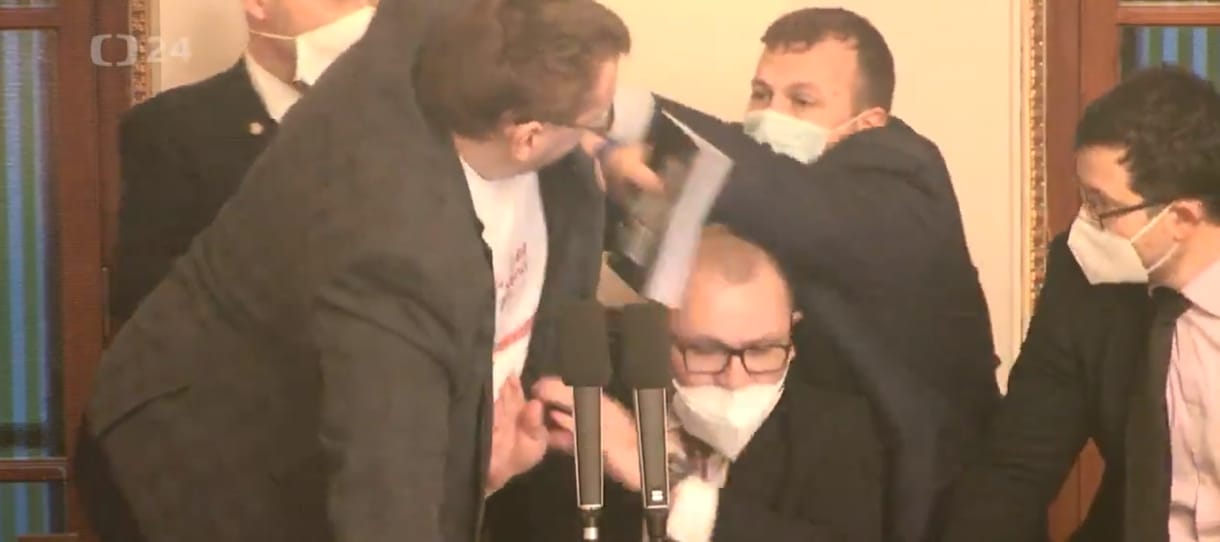 A cseh parlamentben kitört a balhé, amikor a szükségállapot hosszabbításáról tárgyaltak