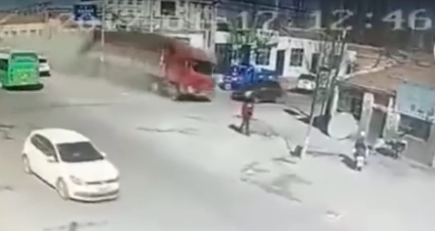 Úgy ment át az épületen a meghibásodott kamion, mint kés a vajon – videó