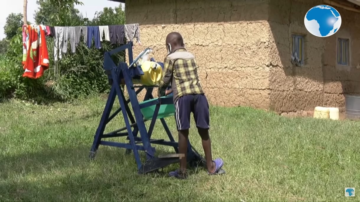 Kitüntették a 9 éves kenyai kisfiút, aki egy érdekes kézmosóval küzd a koronavírus ellen