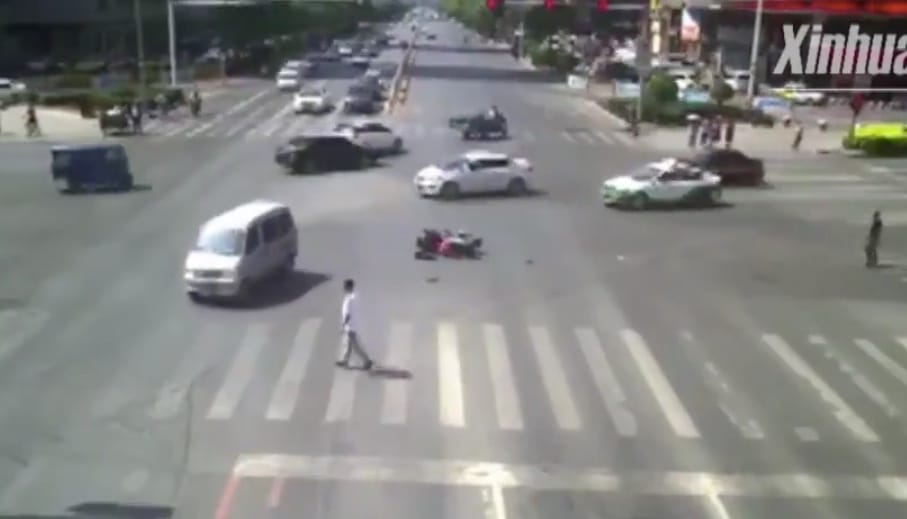 Elszomorító videó: a kereszteződés közepén feküdt az elsodort motoros, és alig akart neki segíteni valaki
